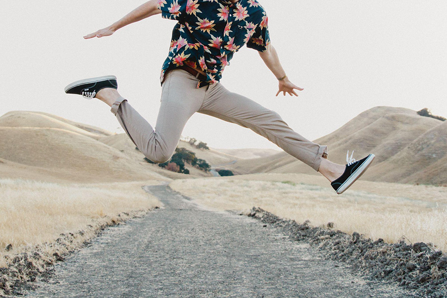 Un jeune homme en chemise et pantalon chino