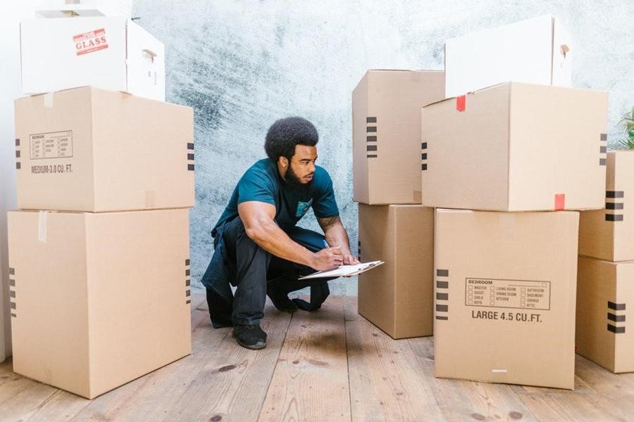 Un homme noir suit l'expédition des clients