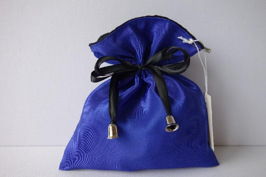 Borsa accessori in raso blu con fiocco nero