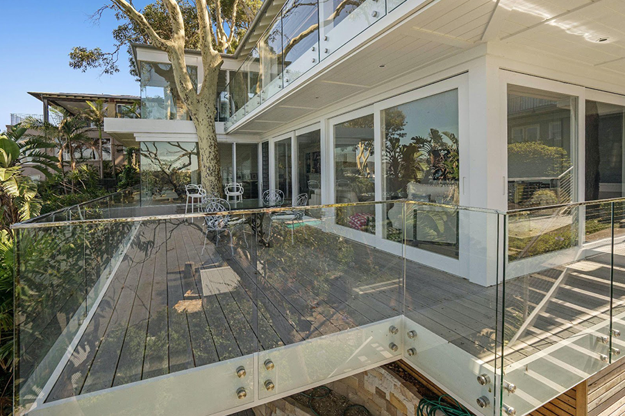 Deck de cedro con barandas de vidrio