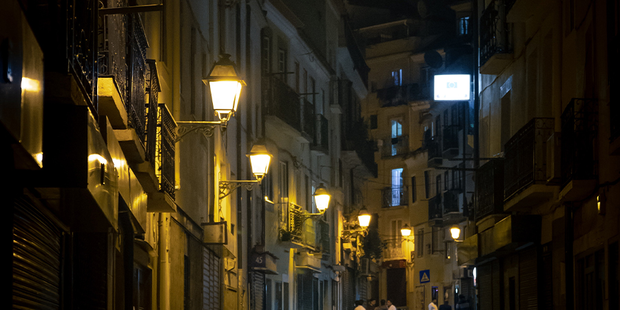 Lampadaire classique dans la rue la nuit