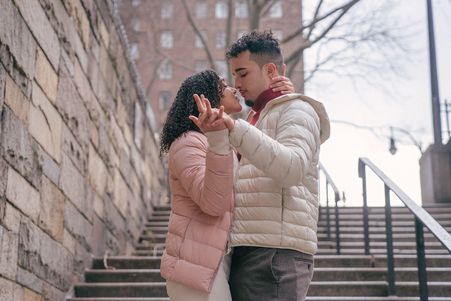 Casal vestindo as mesmas jaquetas puffer