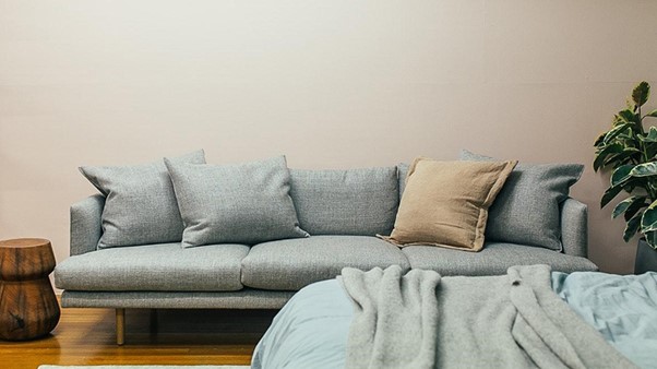 Canapé et lit confortables dans une chambre contemporaine