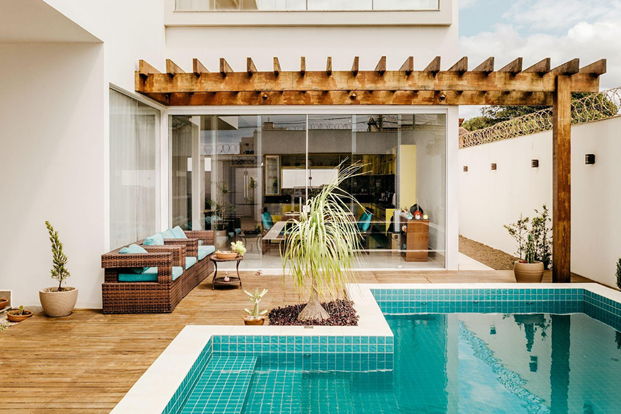 Espacio de cubierta que se extiende hasta la piscina