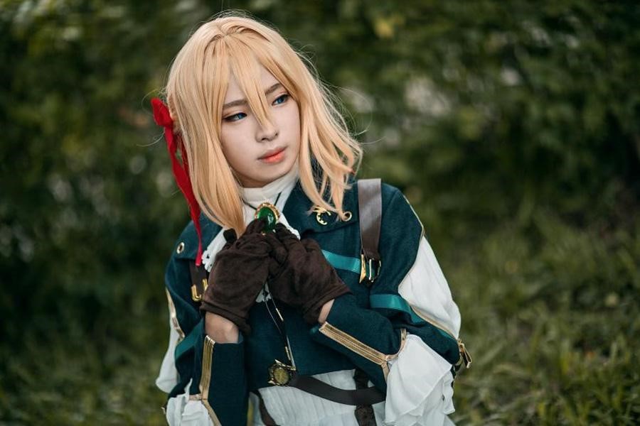 Mädchen im Anime-Cosplay-Kostüm