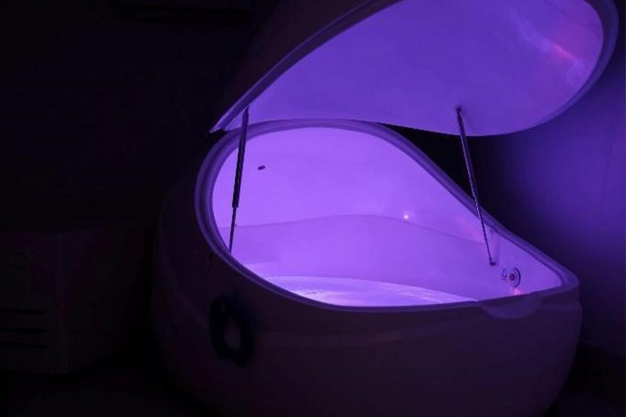 Réservoir d'isolement avec lumières de chromathérapie violettes