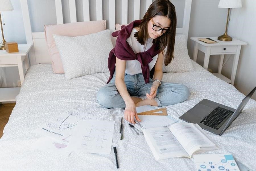 Dame en haut blanc et chandail rouge vérifiant les comptes