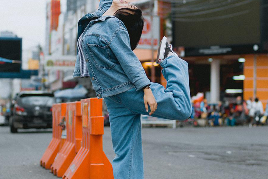 Chaqueta vaquera rockera y pantalones sueltos al aire libre