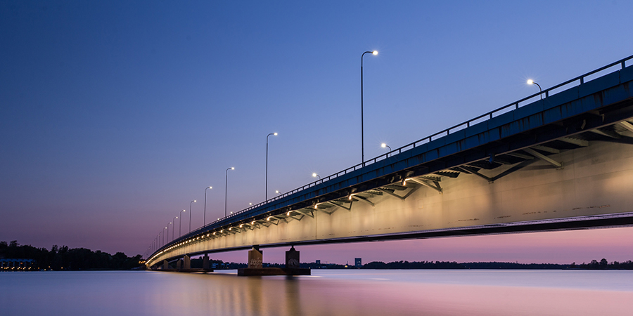 Lumières sur le pont de la mer