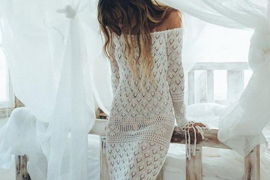 Modelo Rocking Long Crochet Vestido blanco con hombros descubiertos