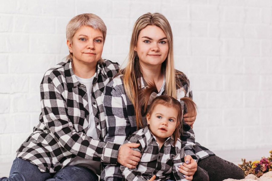 Madre e hijas con camisetas a juego