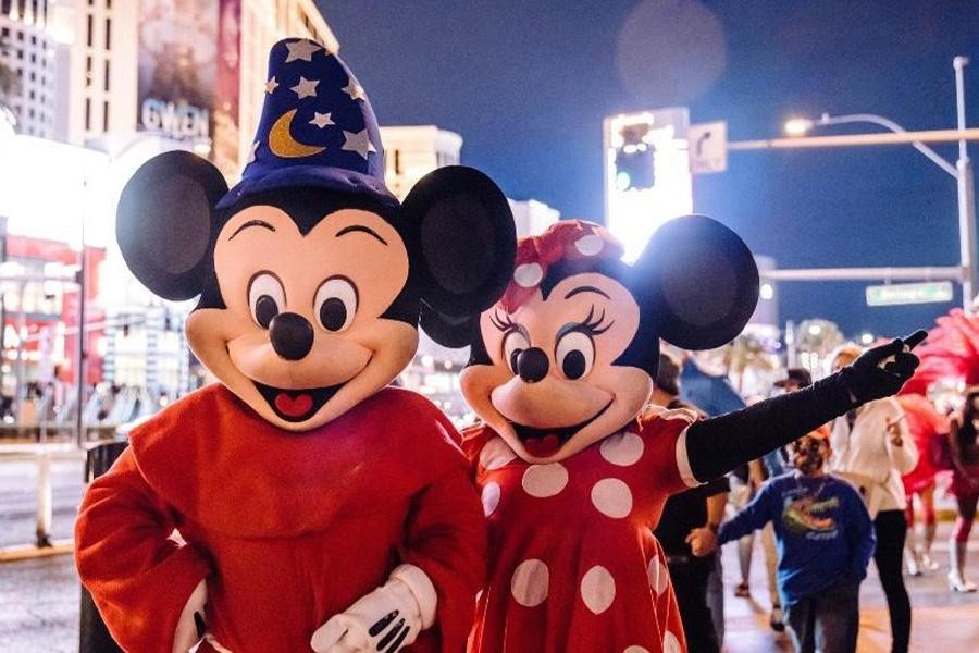 Als Mickey Mouse und Minnie Mouse verkleidete Menschen