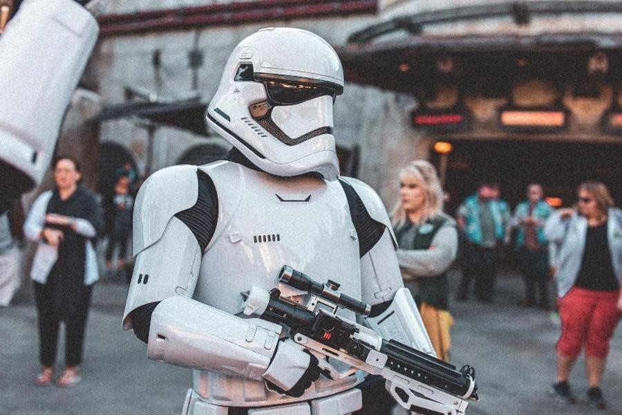 Person im Stormtrooper-Cosplay