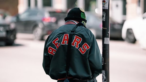 Persona Che Indossa Una Giacca Varsity Nera E Rossa