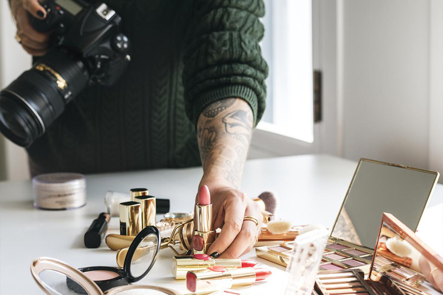 Fotografo che scatta foto di un set per il trucco