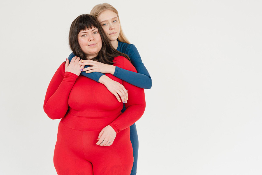 Plus-Size-Frau in einem taillierten roten Overall