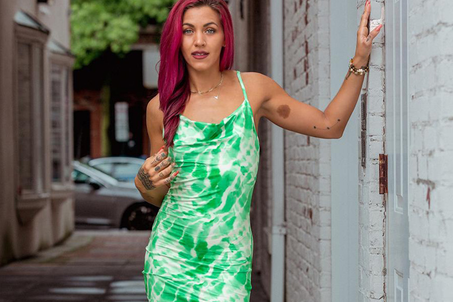 Mujer pelirroja luciendo un vestido corto tie-dye verde