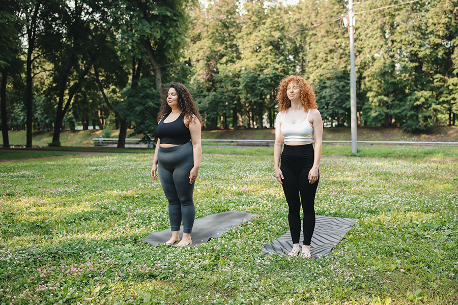 Zwei Frauen machen Yoga in Kompressionsleggings