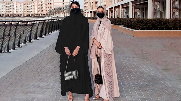 Due Donne Che Indossano Abaya Arabo