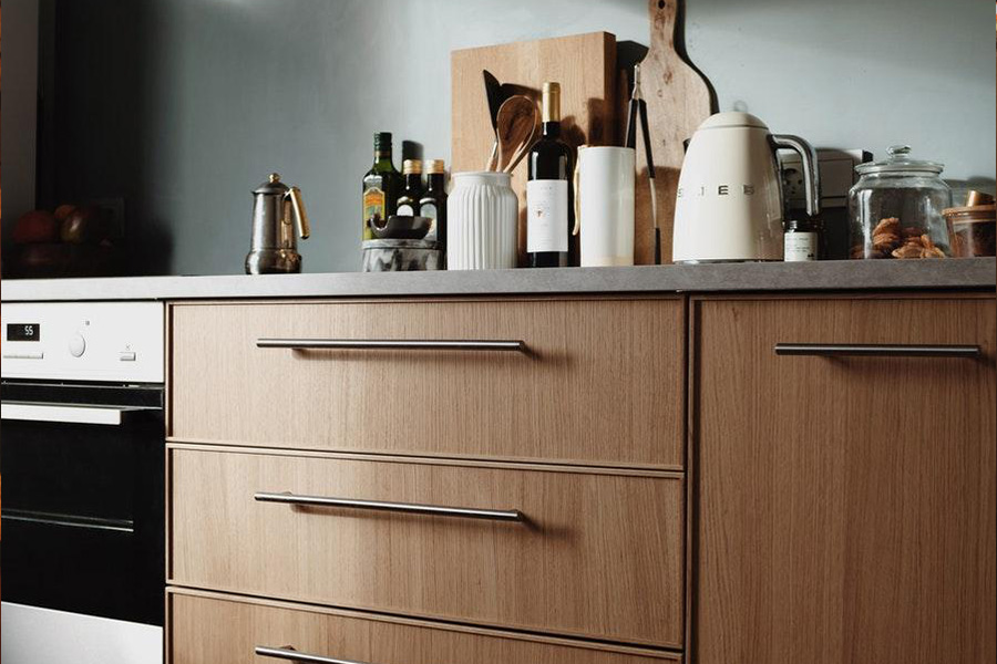 Gabinete de cocina de madera blanca y marrón