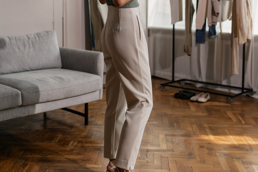 Donna in pantaloni beige con gamba a botte