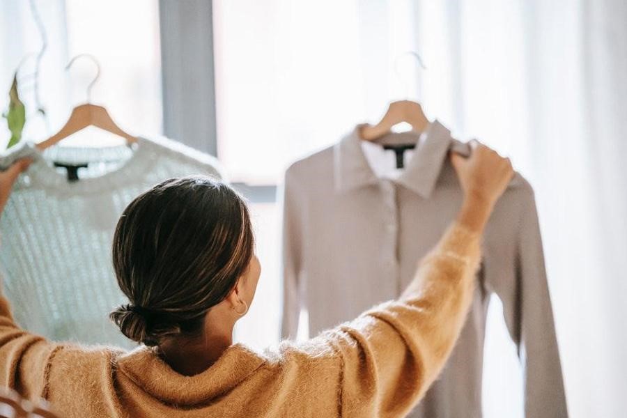 Femme en chemise marron essayant de prendre une décision