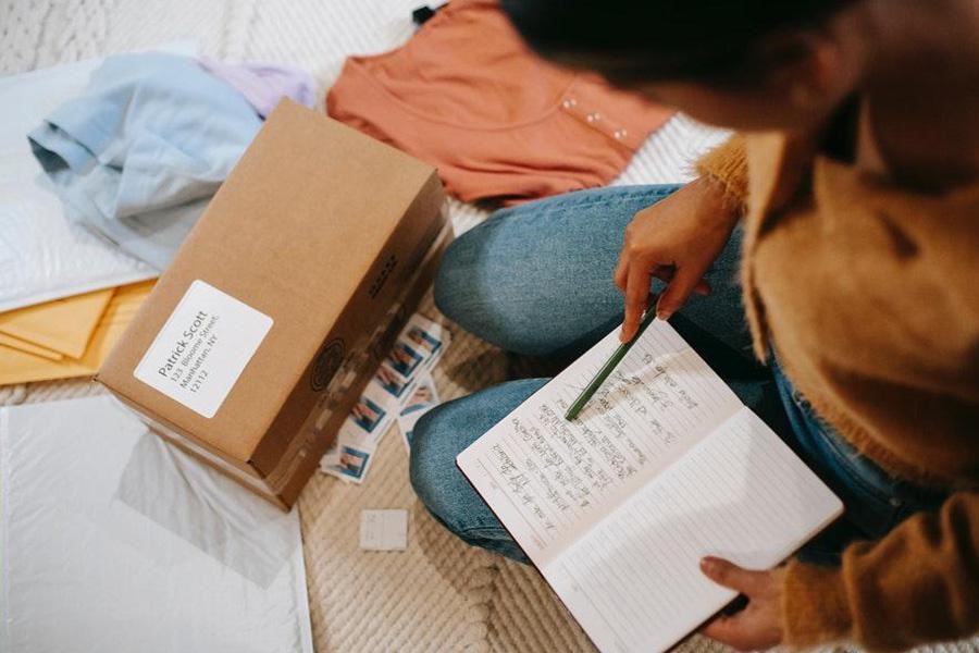 Mulher anotando planos e objetivos em um livro