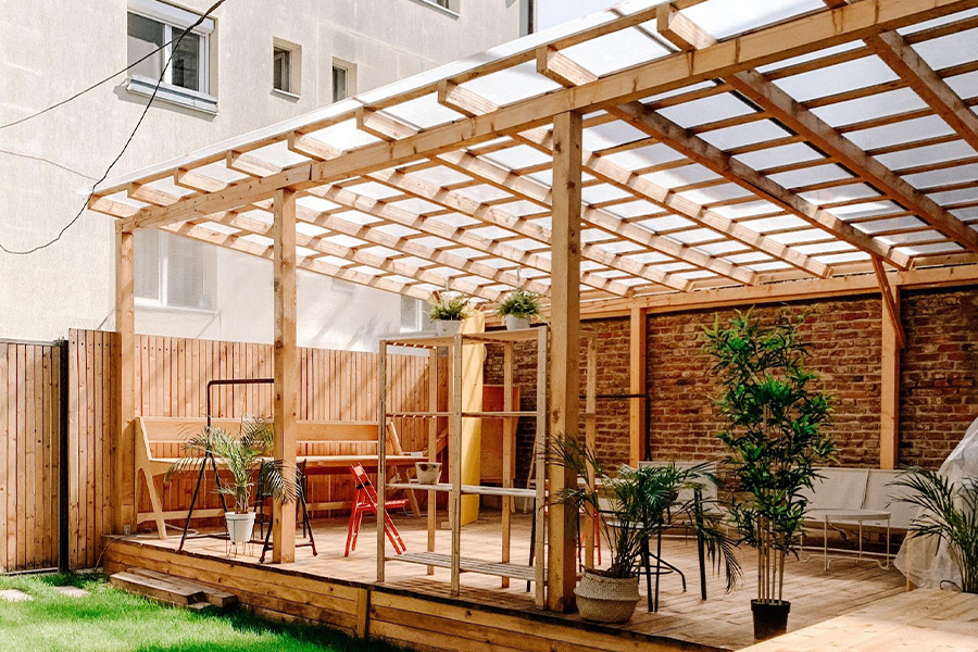 Deck de madera con pérgola en voladizo