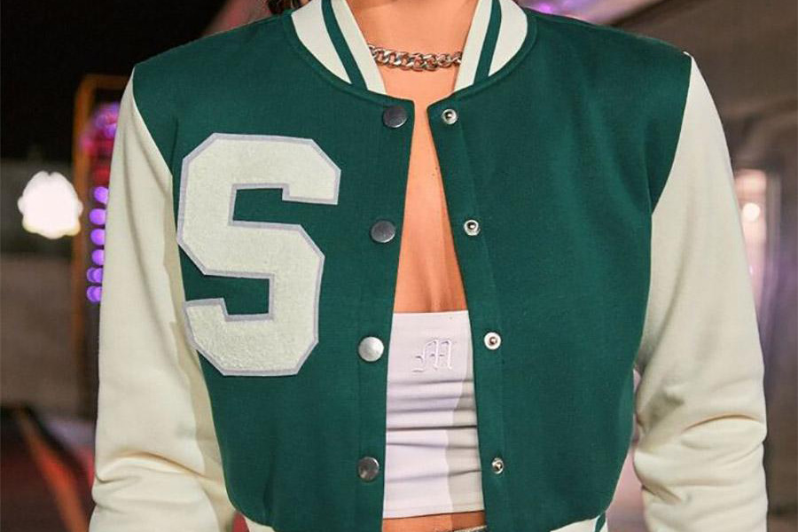 Una dama con una chaqueta verde recortada de letterman