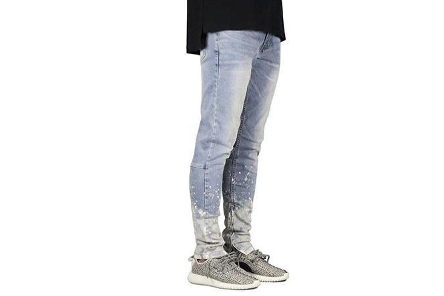 Un uomo in jeans sfumati di colore