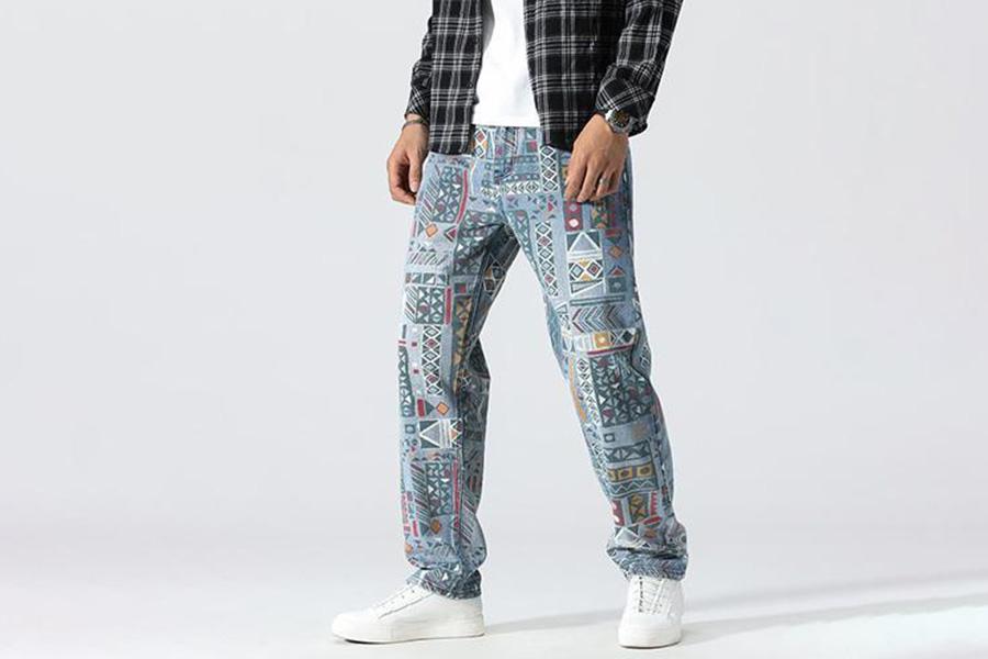 Un hombre con pantalones de mezclilla con estampado digital.