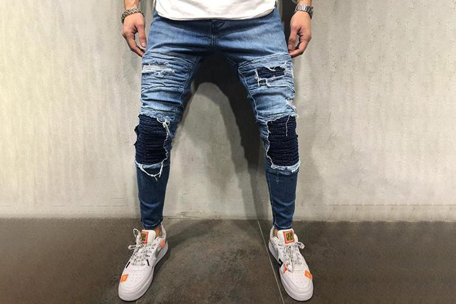 Un uomo in pantaloni di jeans con stampa digitale