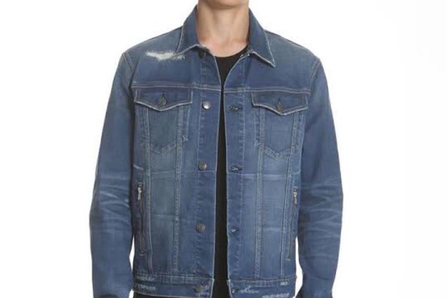 Un homme portant une veste en jean bleu