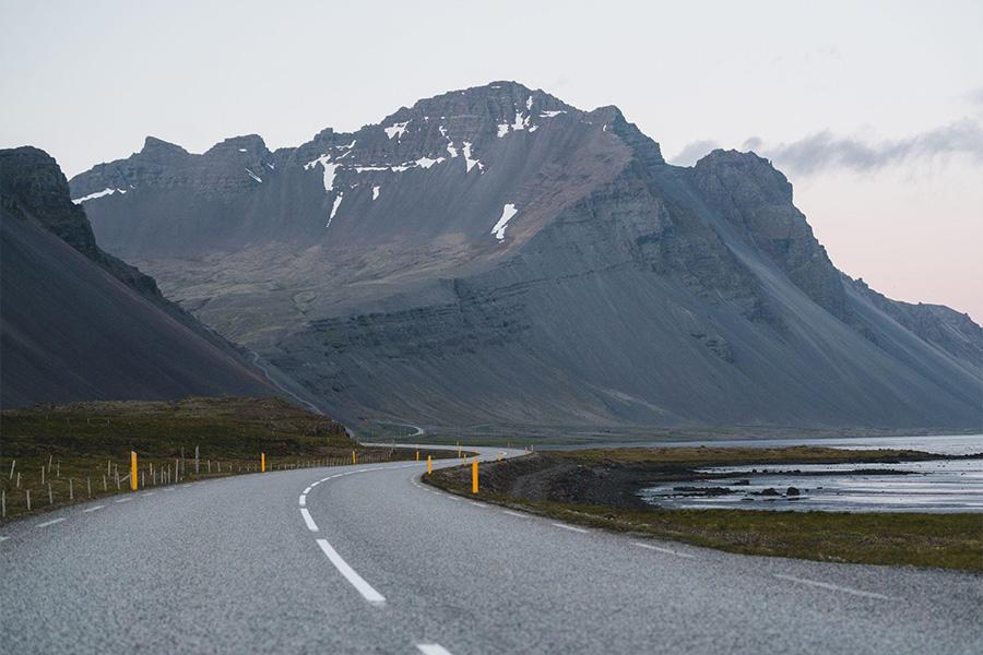 una strada tortuosa ai piedi di una montagna