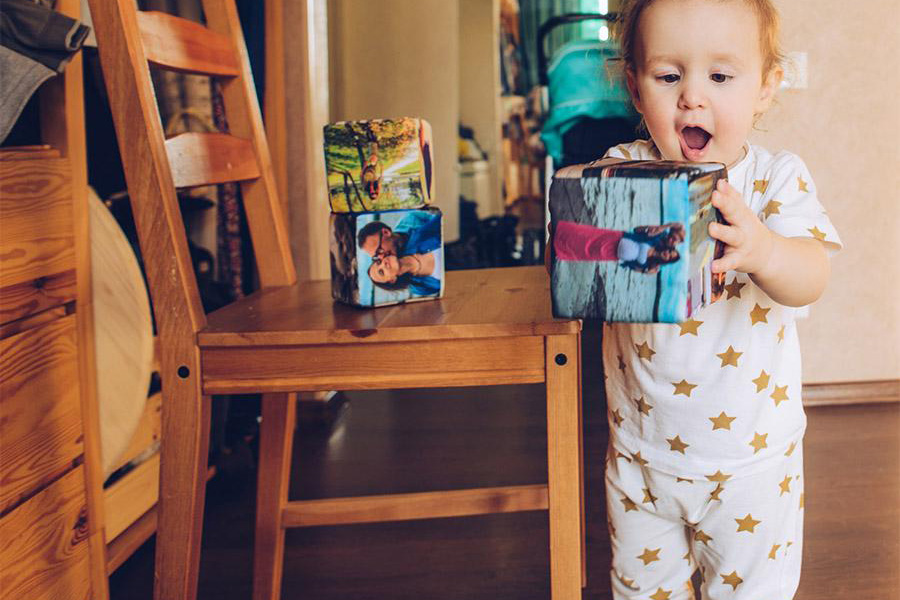 Un niño pequeño meciendo un conjunto acogedor con diseño gráfico