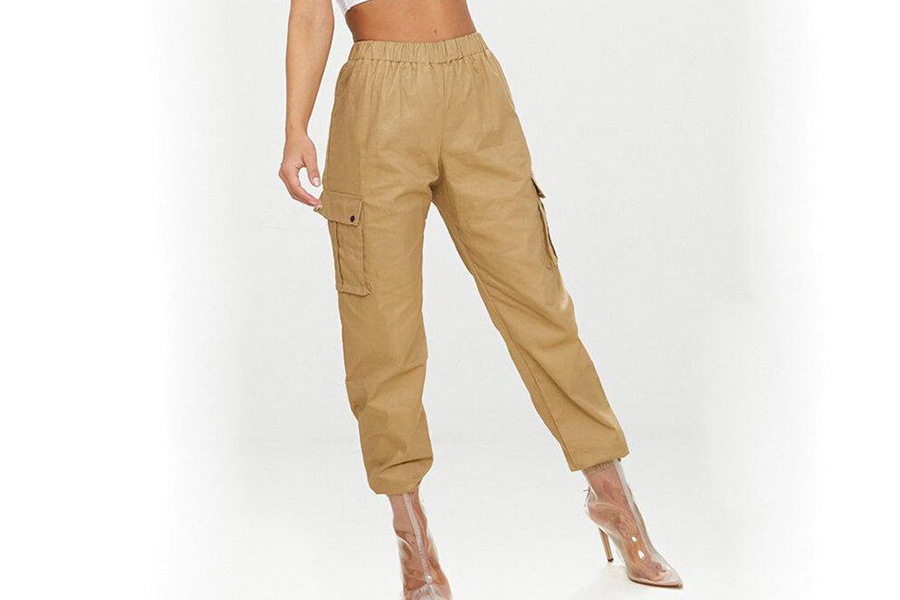 Une femme en pantalon cargo crème et talons transparents