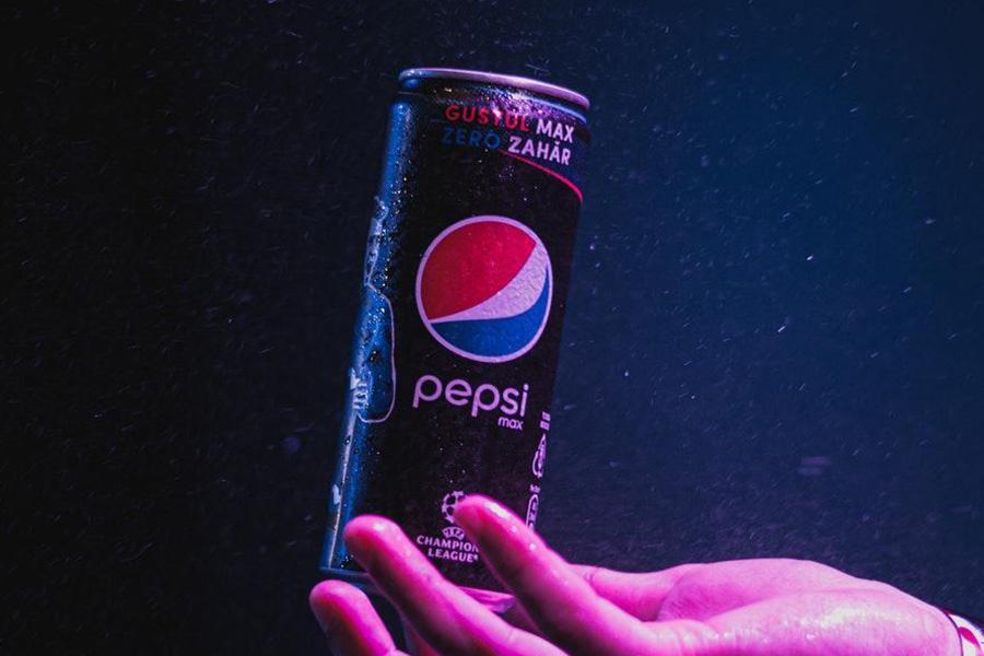 Anonyme Hand hält eine Dose Pepsi