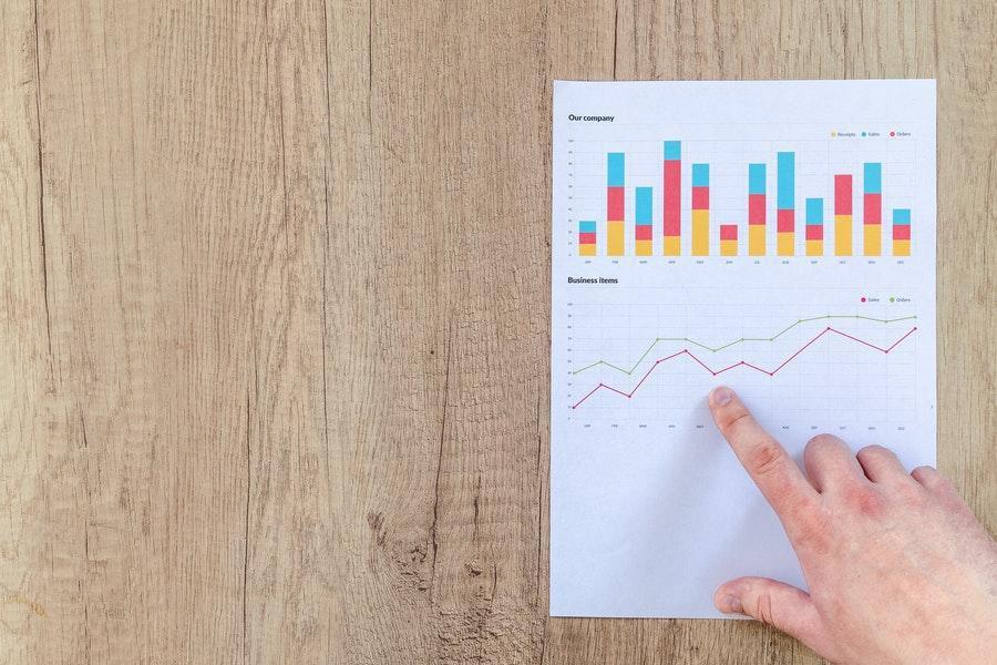 Mano anonima che mostra le statistiche sulla crescita aziendale