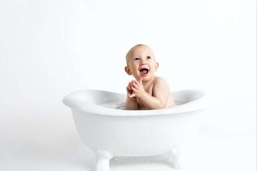 Bébé prenant un bain dans une petite baignoire