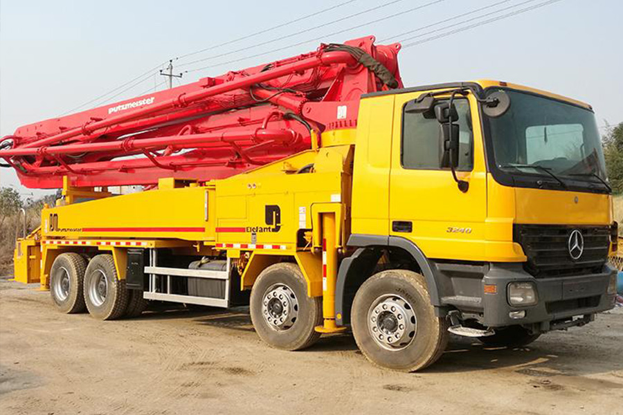 Pompe à flèche à béton montée sur camion