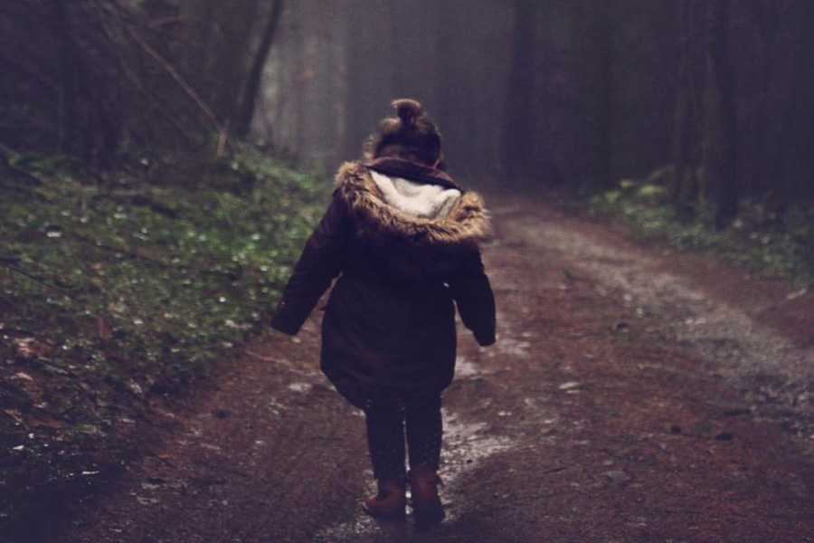 Ragazza con un cappotto di montone marrone terra