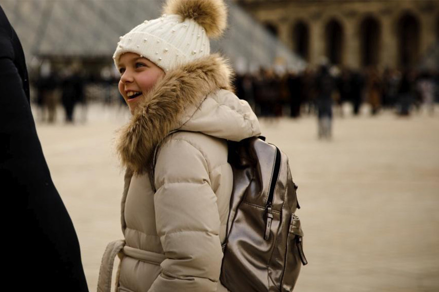 Garota vestindo um casaco de shearling de cor creme