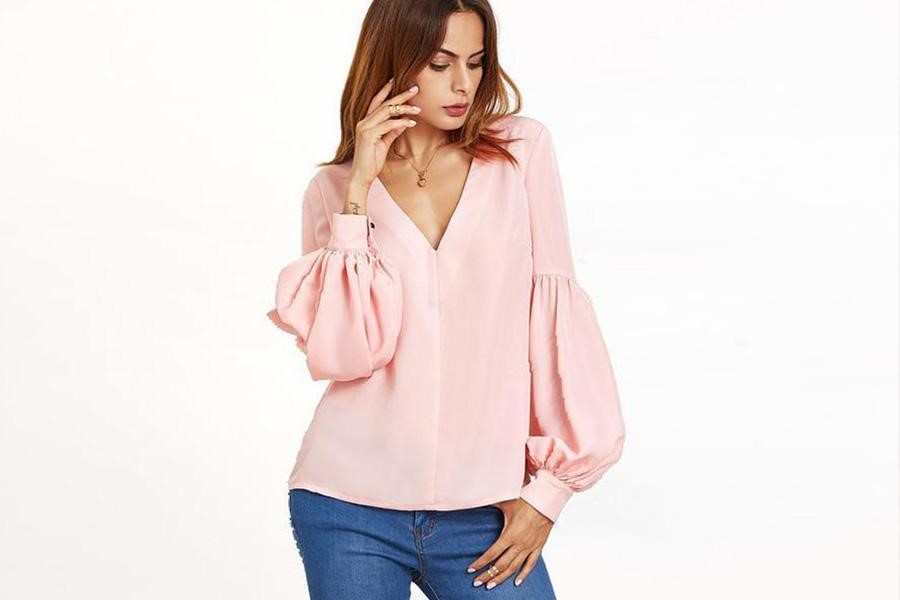 Señora posando en una blusa rosa dulce