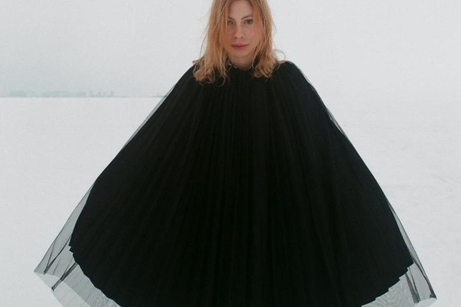 Dame portant un poncho en soie noire