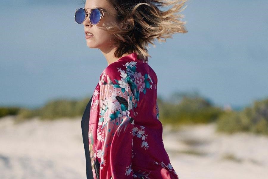 Señora con una camisa roja brillante con un patrón floral intrincado