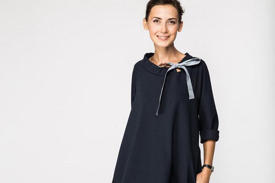 Dame trägt ein minimalistisches französisches Marinekleid