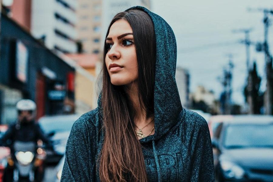 Señora con una sudadera con capucha azul oscuro brillante