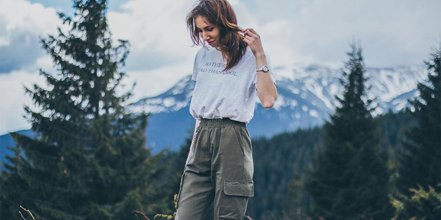 Señora con un top blanco sobre pantalones cargo verde militar