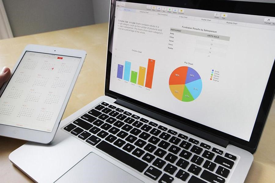 Laptop und Tab mit Analysediagramm