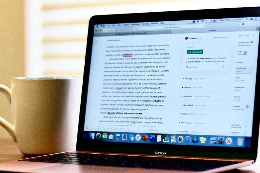 Grammarly 校正ソフトウェアを搭載したラップトップ